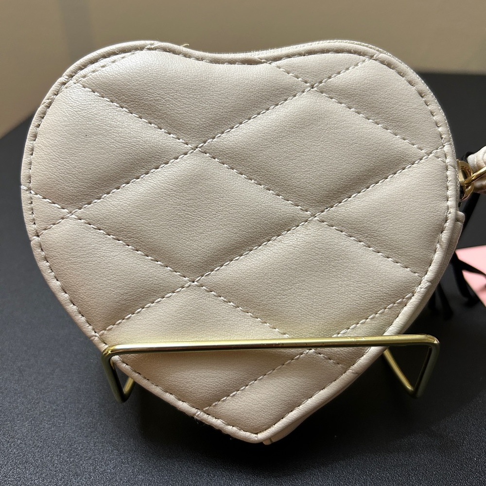 GIFTED Juicy Couture Quilted Heart Wristlet - Picture 5 of 7